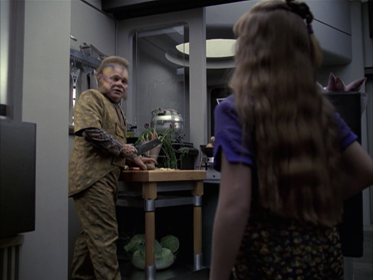 extant_StarTrek_VOY_6x14-Memorial_00844.jpg