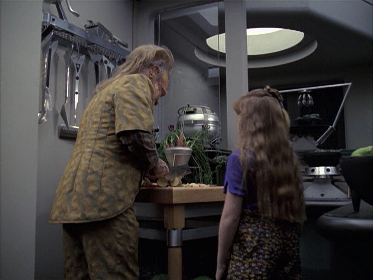 extant_StarTrek_VOY_6x14-Memorial_00852.jpg
