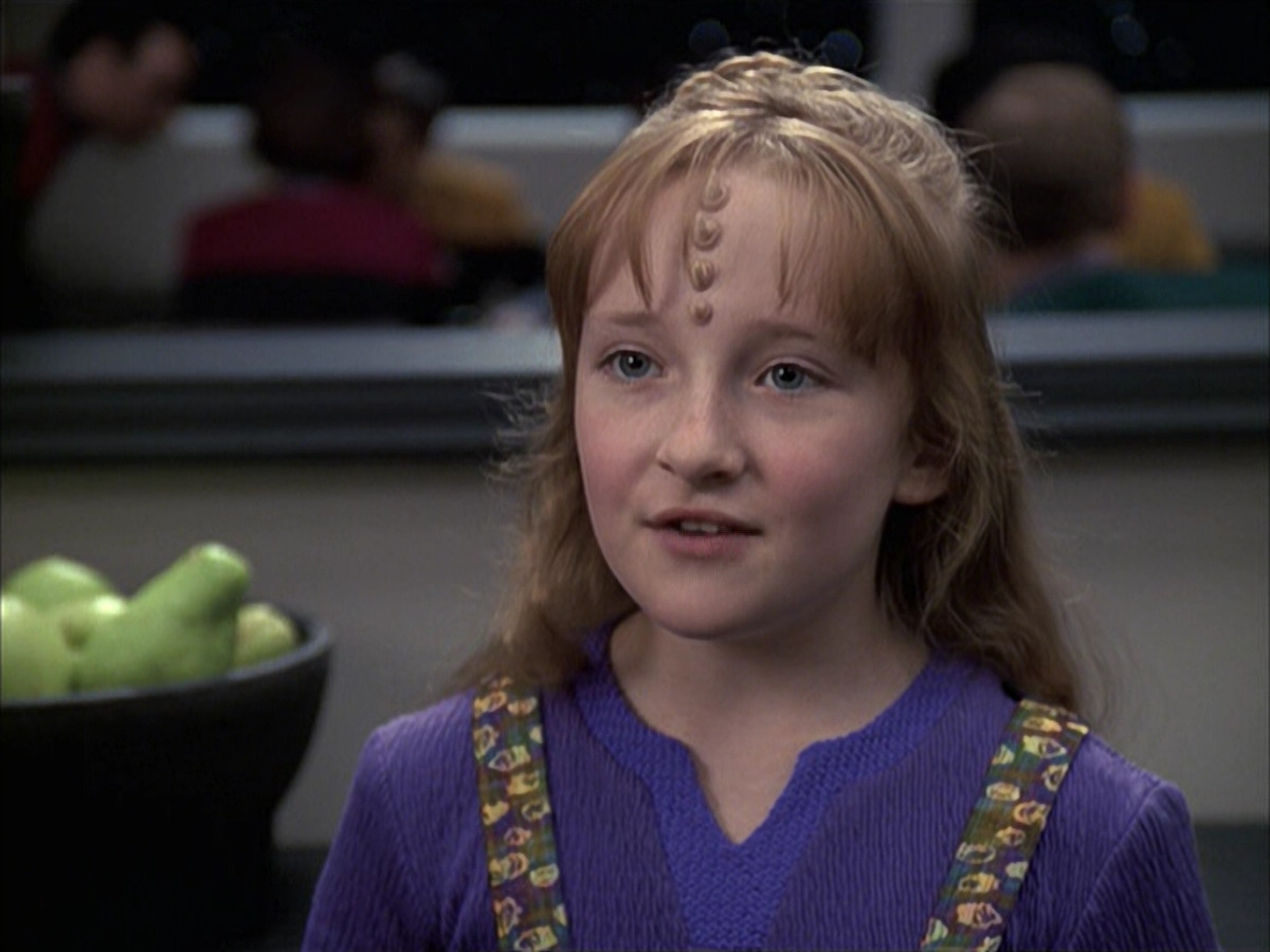 extant_StarTrek_VOY_6x14-Memorial_00865.jpg