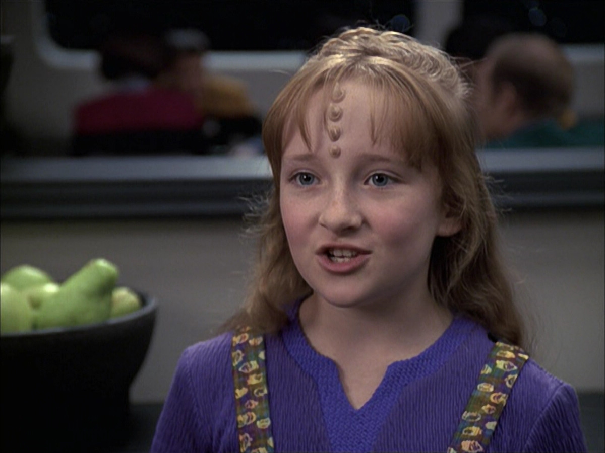 extant_StarTrek_VOY_6x14-Memorial_00870.jpg