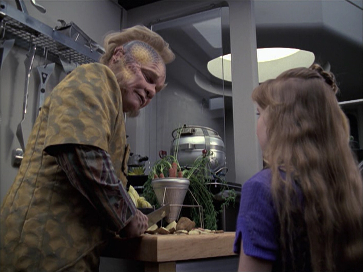 extant_StarTrek_VOY_6x14-Memorial_00914.jpg