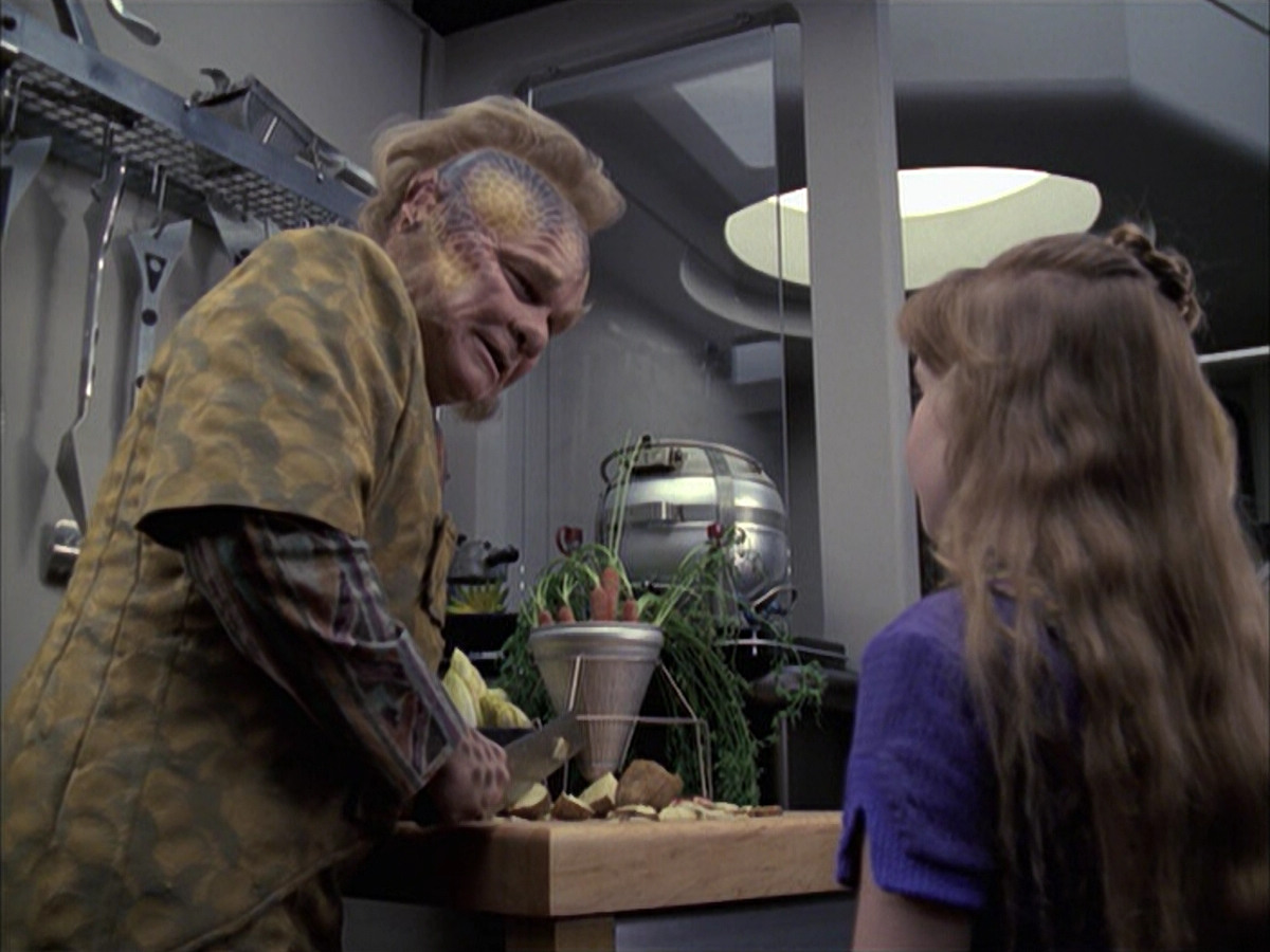 extant_StarTrek_VOY_6x14-Memorial_00916.jpg