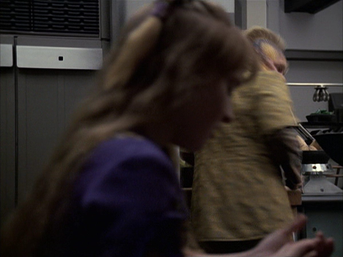 extant_StarTrek_VOY_6x14-Memorial_00928.jpg
