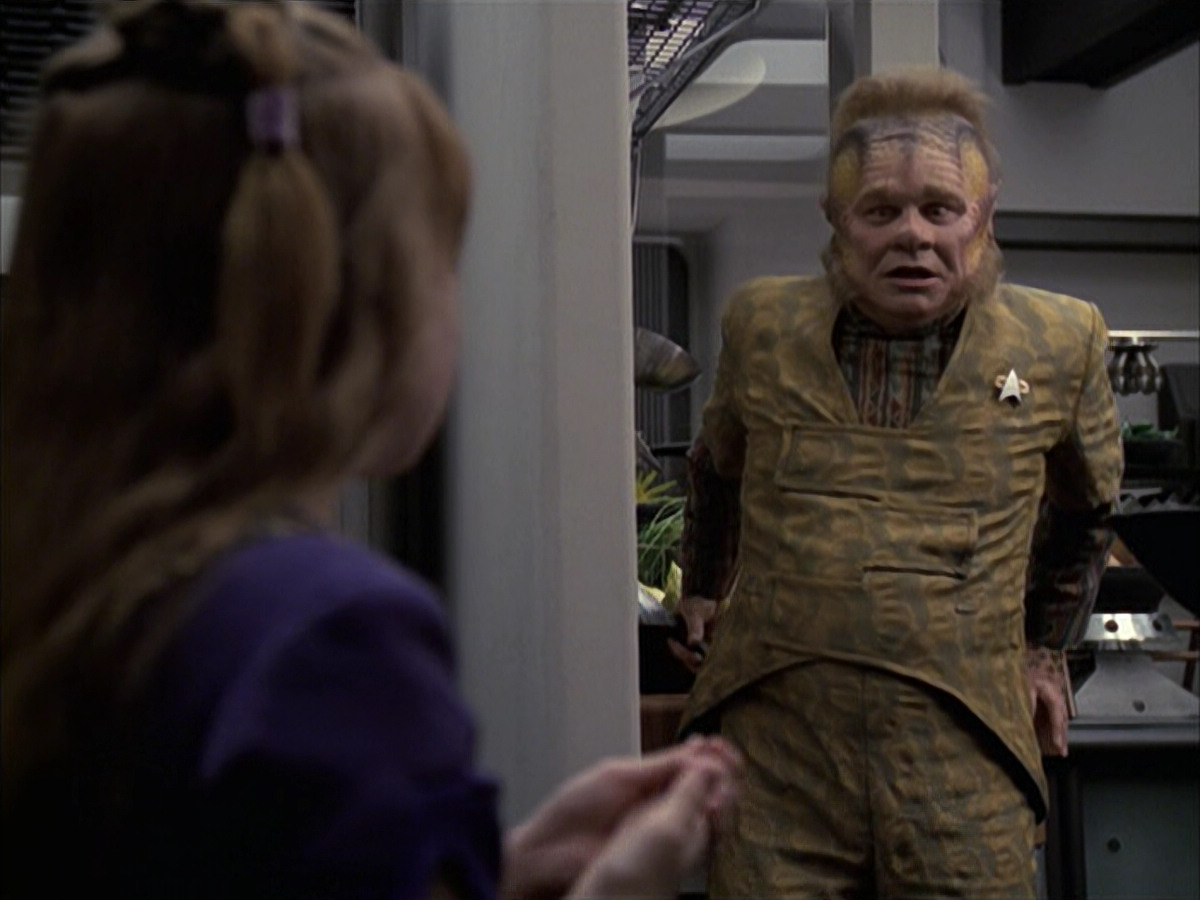 extant_StarTrek_VOY_6x14-Memorial_00930.jpg