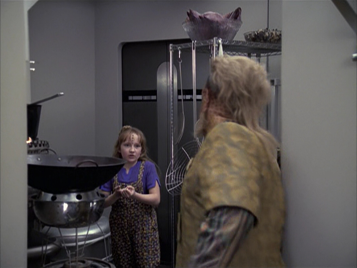extant_StarTrek_VOY_6x14-Memorial_00932.jpg