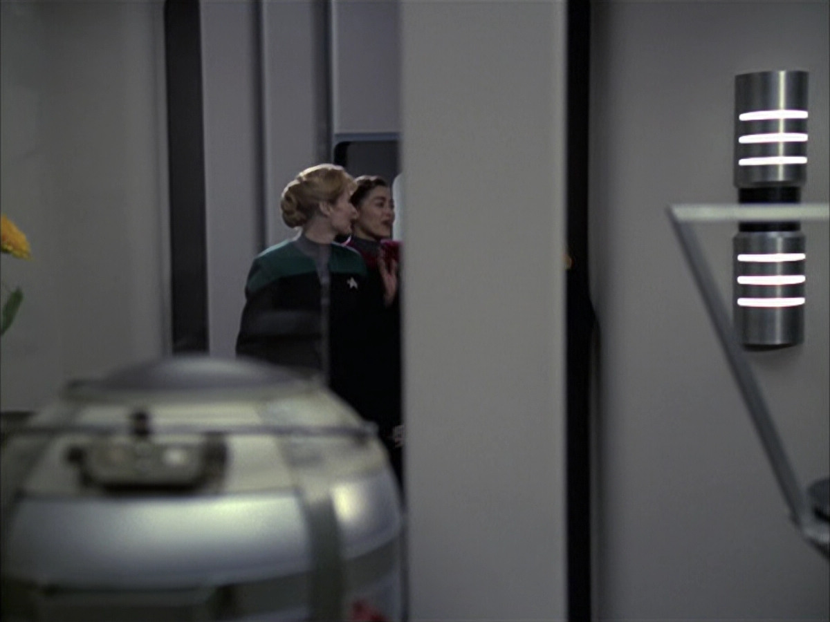 extant_StarTrek_VOY_6x14-Memorial_00941.jpg