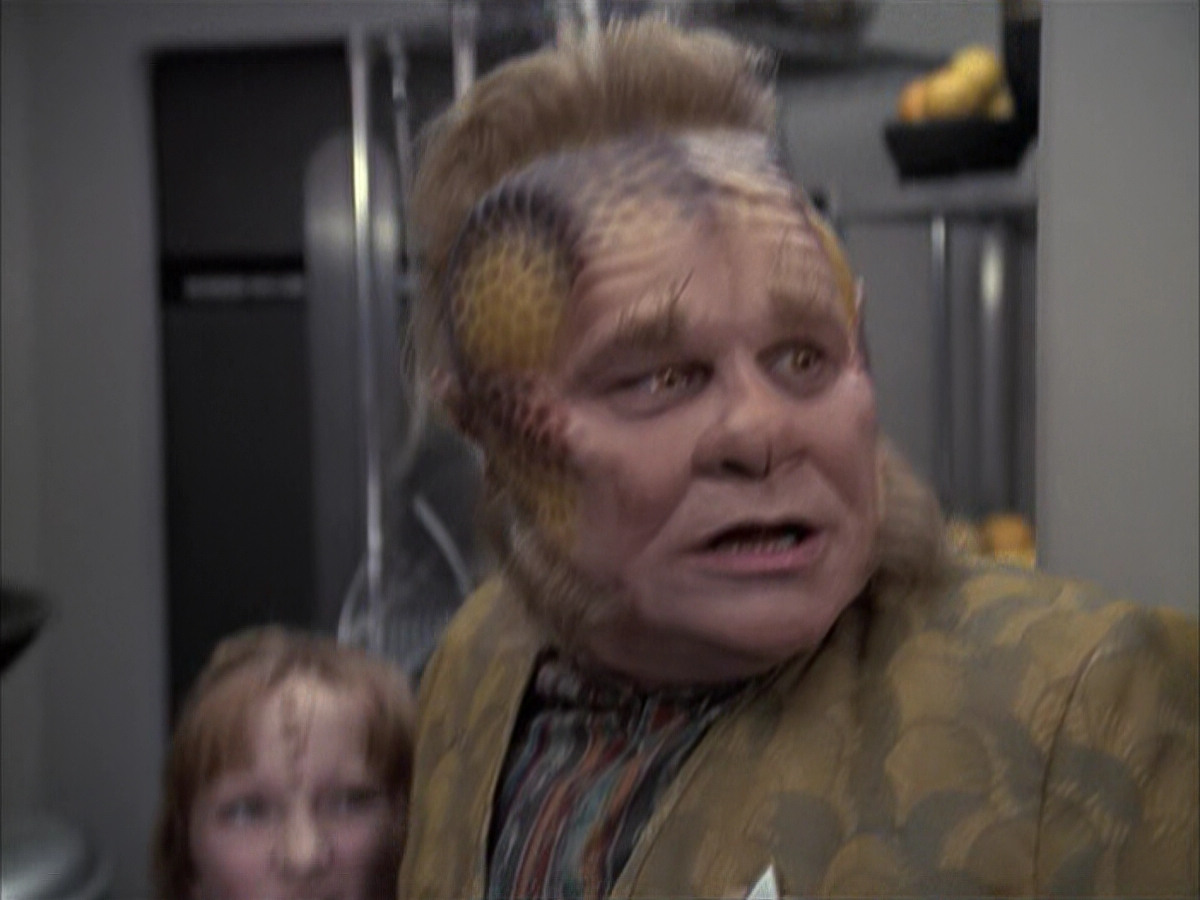 extant_StarTrek_VOY_6x14-Memorial_00945.jpg