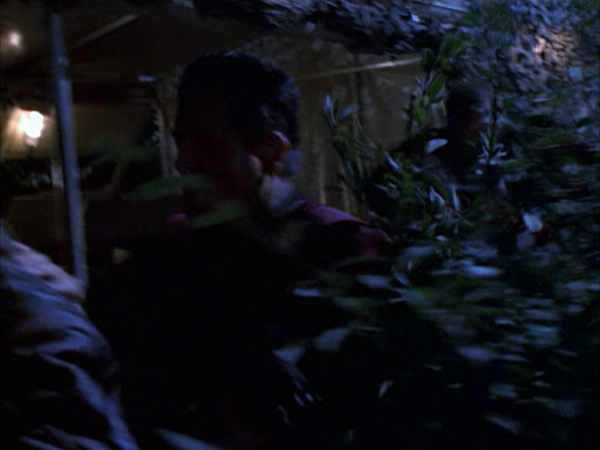 extant_StarTrek_VOY_6x14-Memorial_01020.jpg