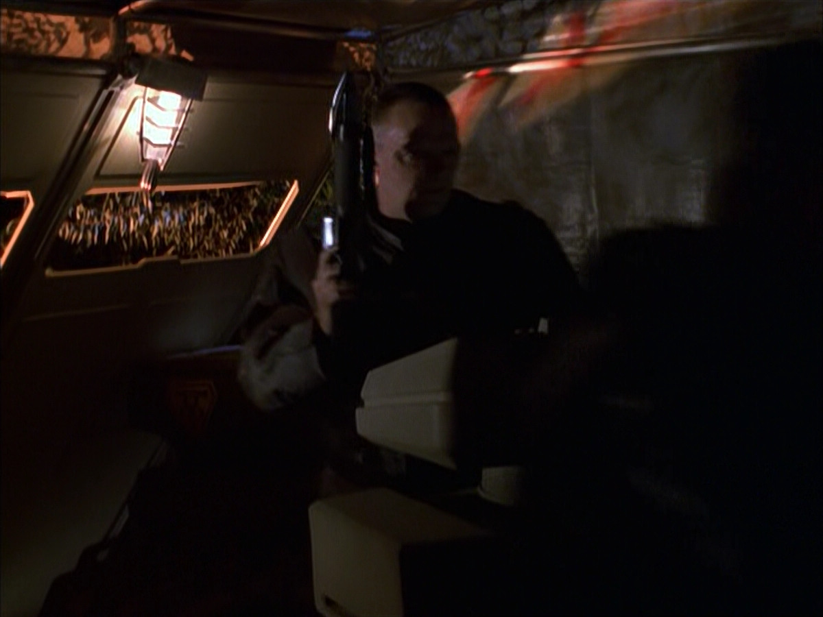 extant_StarTrek_VOY_6x14-Memorial_01031.jpg