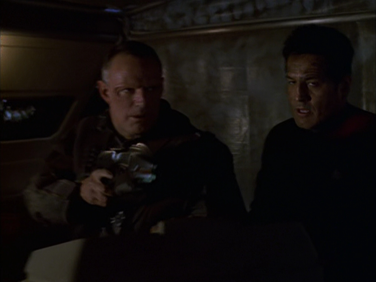 extant_StarTrek_VOY_6x14-Memorial_01033.jpg