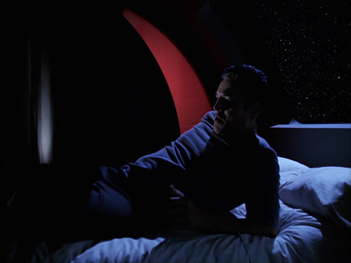 extant_StarTrek_VOY_6x14-Memorial_01040.jpg