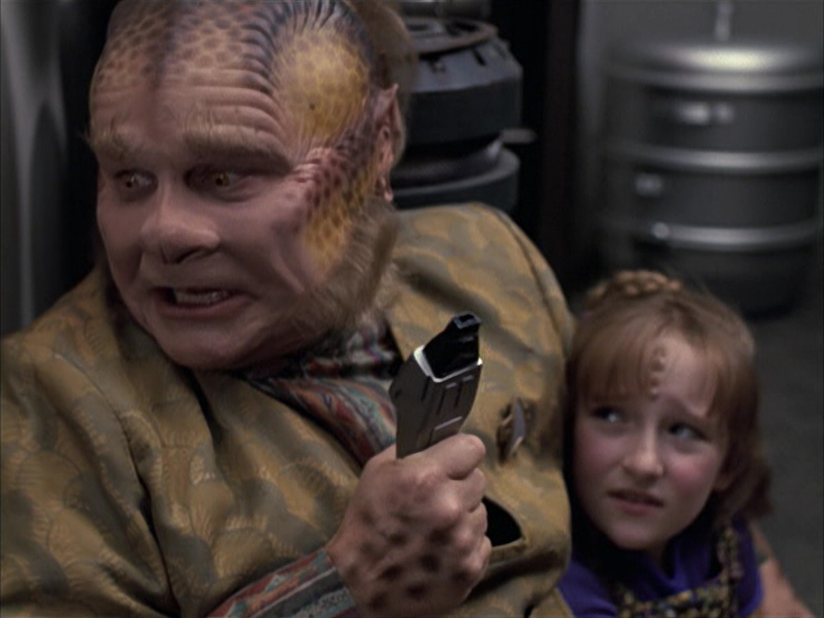 extant_StarTrek_VOY_6x14-Memorial_01054.jpg