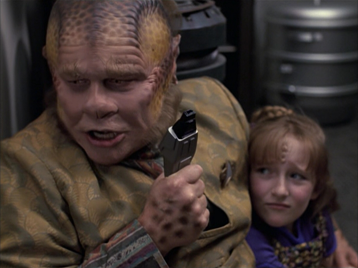 extant_StarTrek_VOY_6x14-Memorial_01063.jpg
