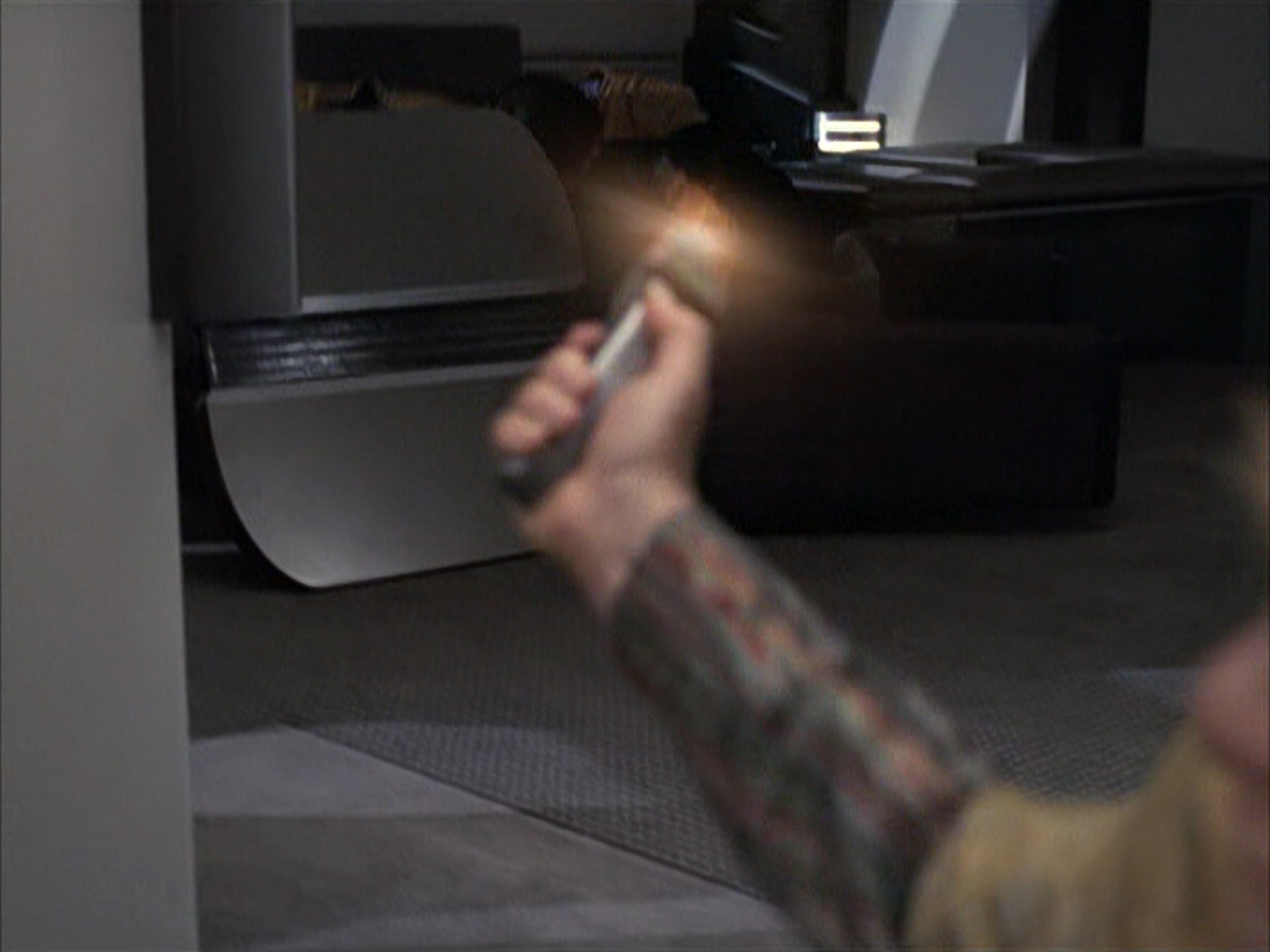 extant_StarTrek_VOY_6x14-Memorial_01065.jpg