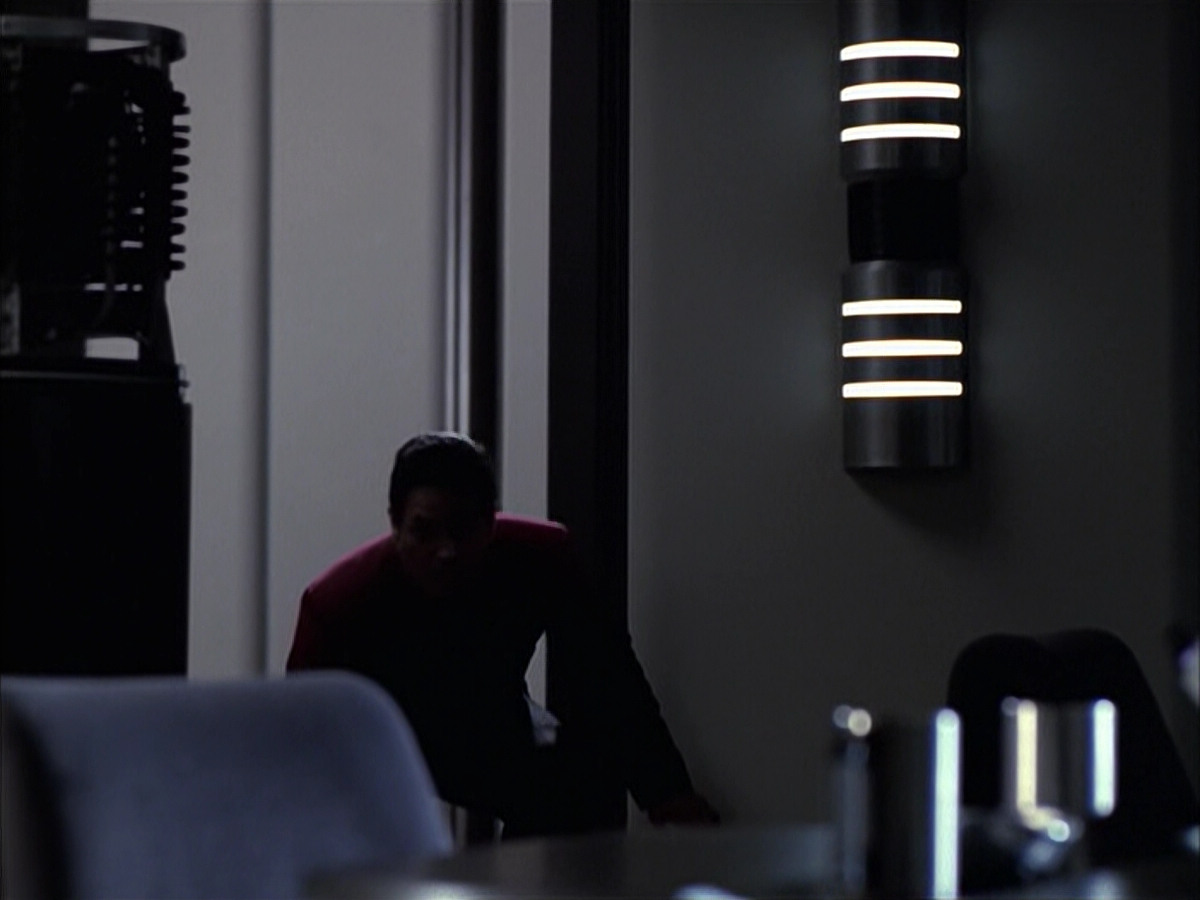 extant_StarTrek_VOY_6x14-Memorial_01068.jpg