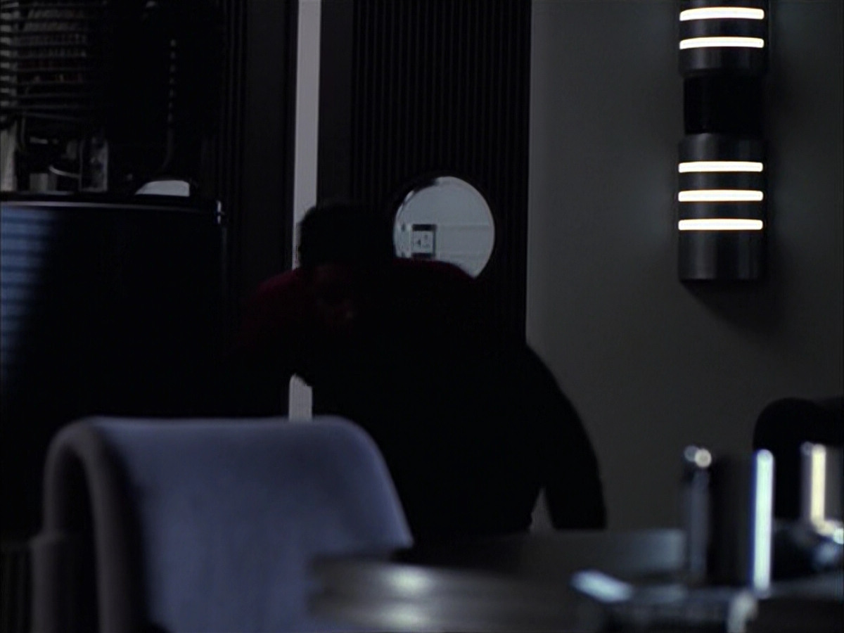 extant_StarTrek_VOY_6x14-Memorial_01070.jpg