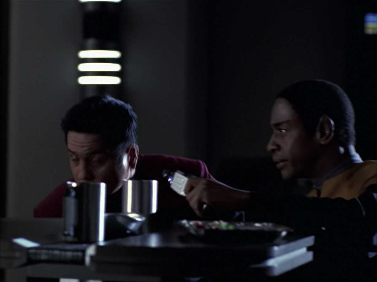 extant_StarTrek_VOY_6x14-Memorial_01072.jpg