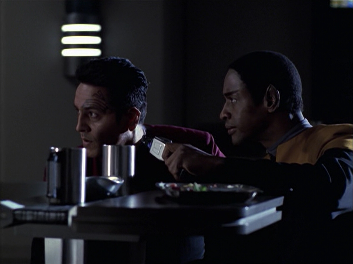 extant_StarTrek_VOY_6x14-Memorial_01075.jpg