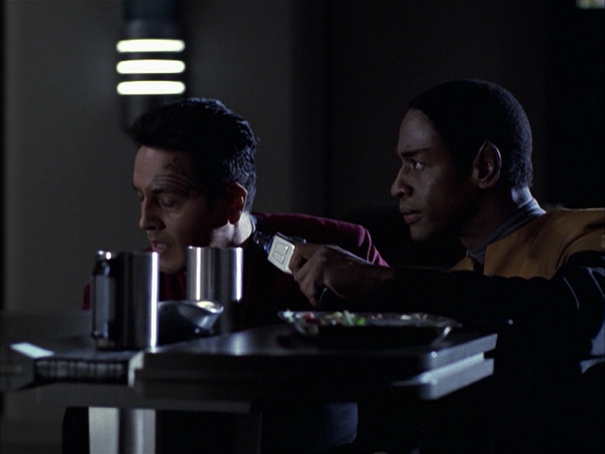 extant_StarTrek_VOY_6x14-Memorial_01076.jpg