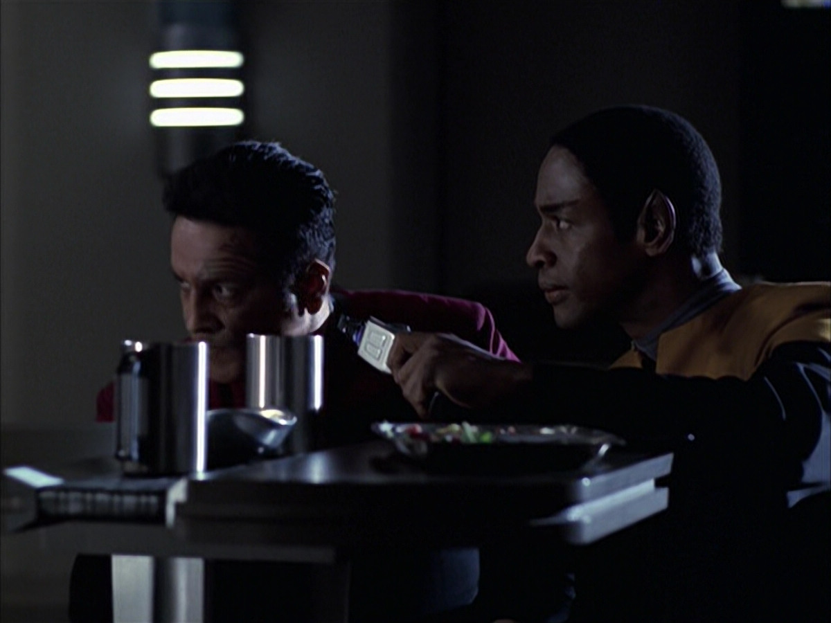 extant_StarTrek_VOY_6x14-Memorial_01077.jpg
