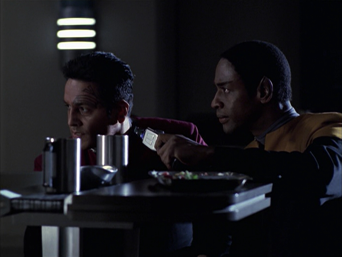 extant_StarTrek_VOY_6x14-Memorial_01078.jpg