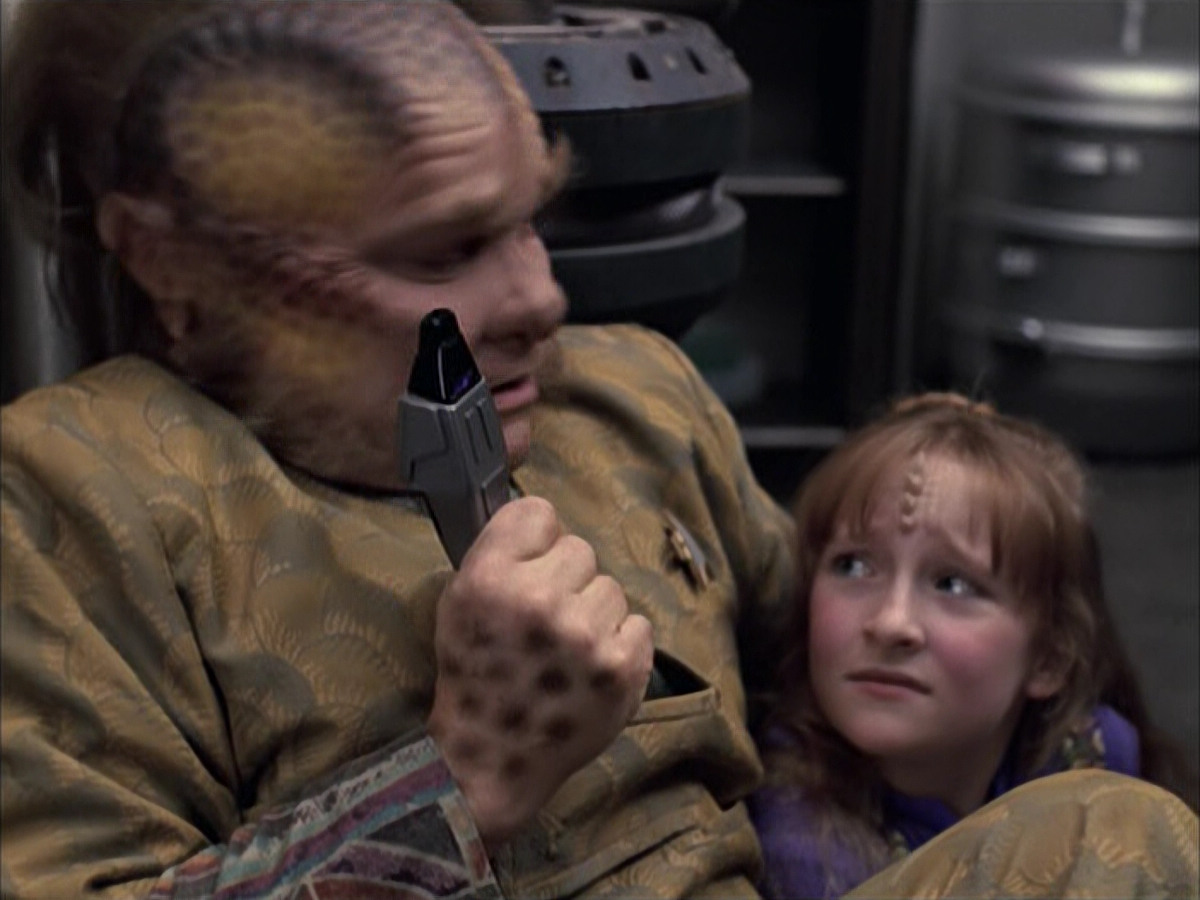 extant_StarTrek_VOY_6x14-Memorial_01080.jpg