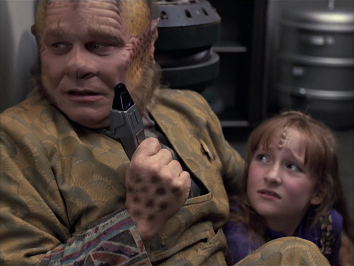 extant_StarTrek_VOY_6x14-Memorial_01081.jpg
