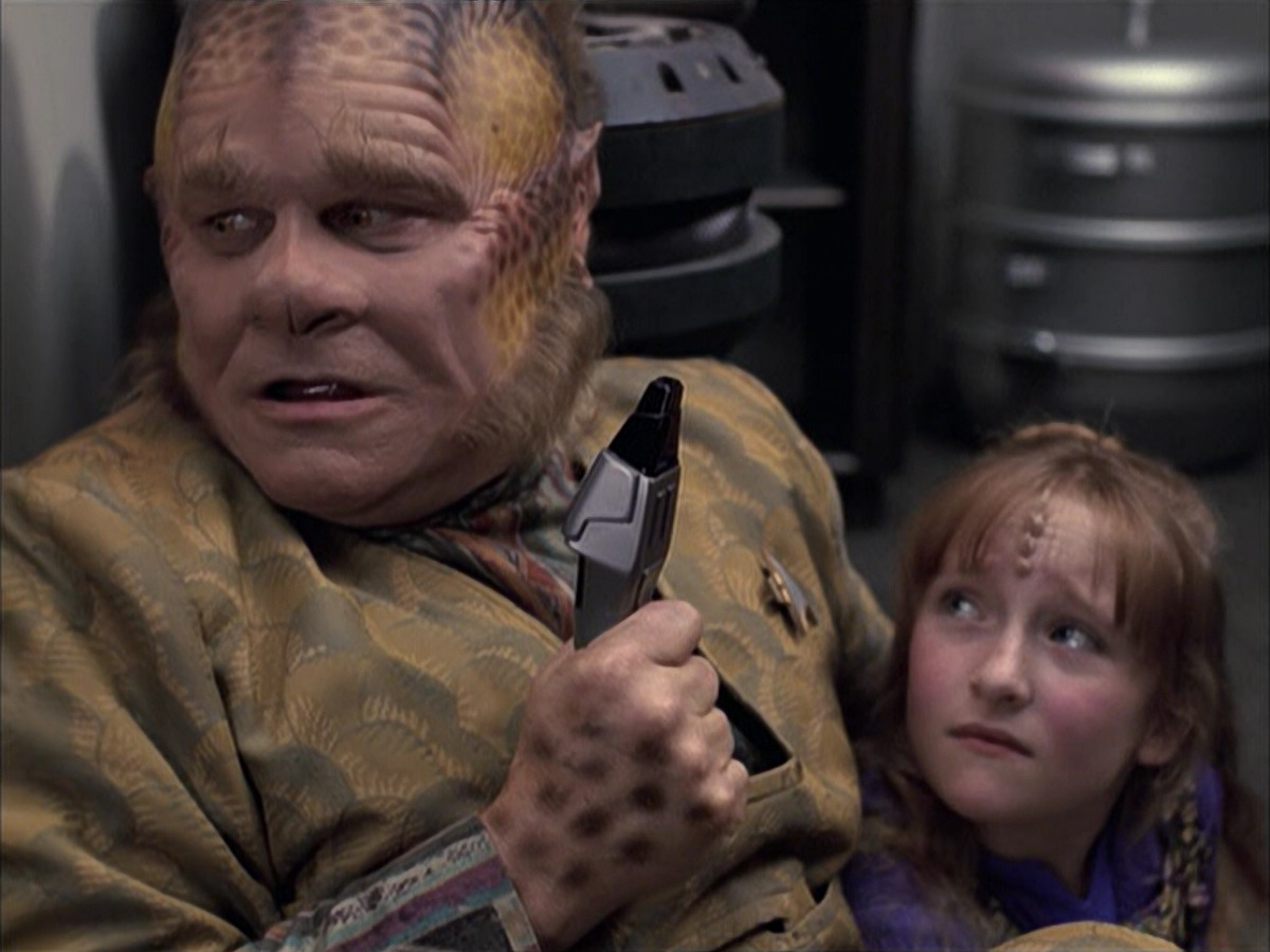 extant_StarTrek_VOY_6x14-Memorial_01088.jpg