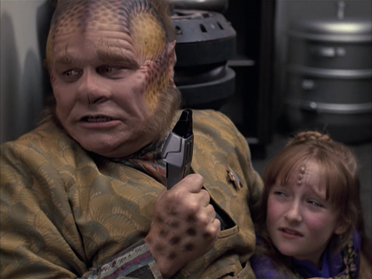 extant_StarTrek_VOY_6x14-Memorial_01090.jpg