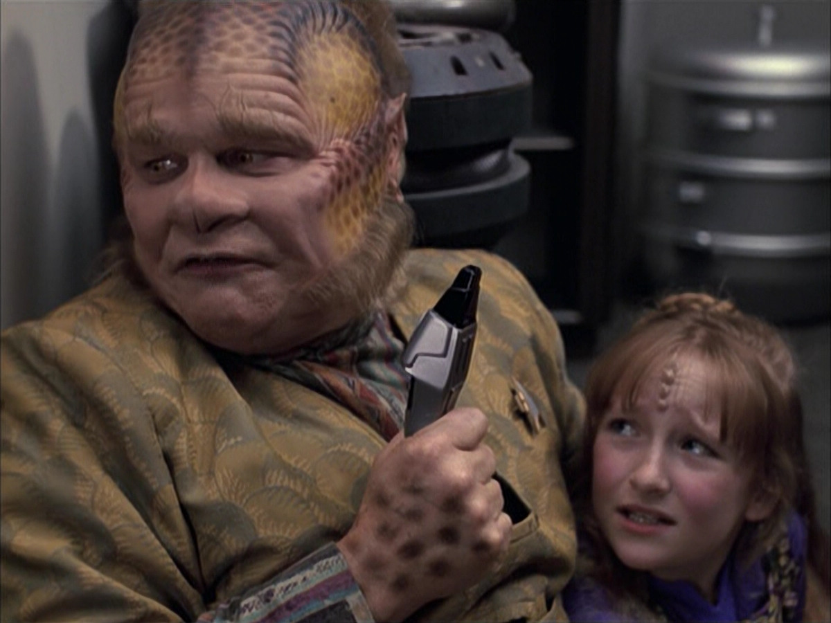 extant_StarTrek_VOY_6x14-Memorial_01092.jpg