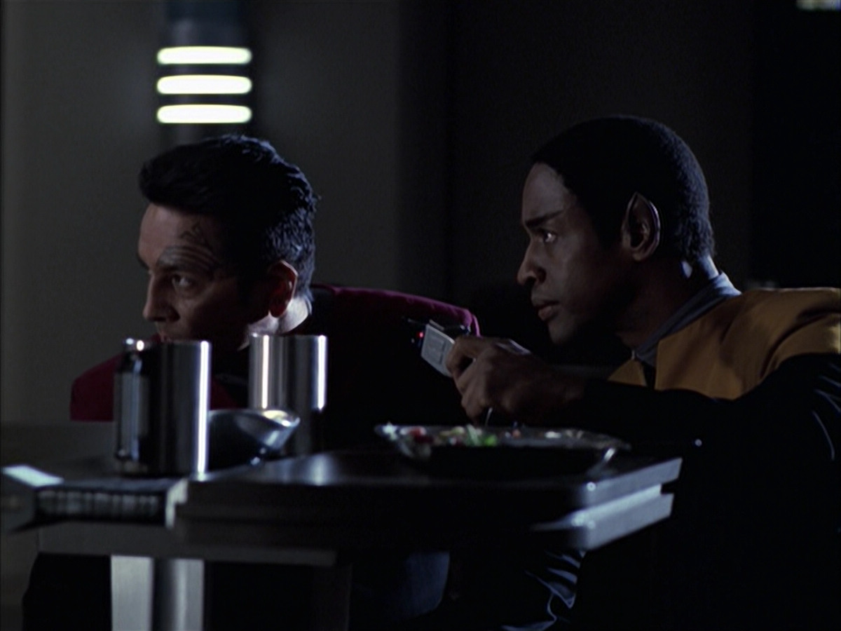 extant_StarTrek_VOY_6x14-Memorial_01102.jpg