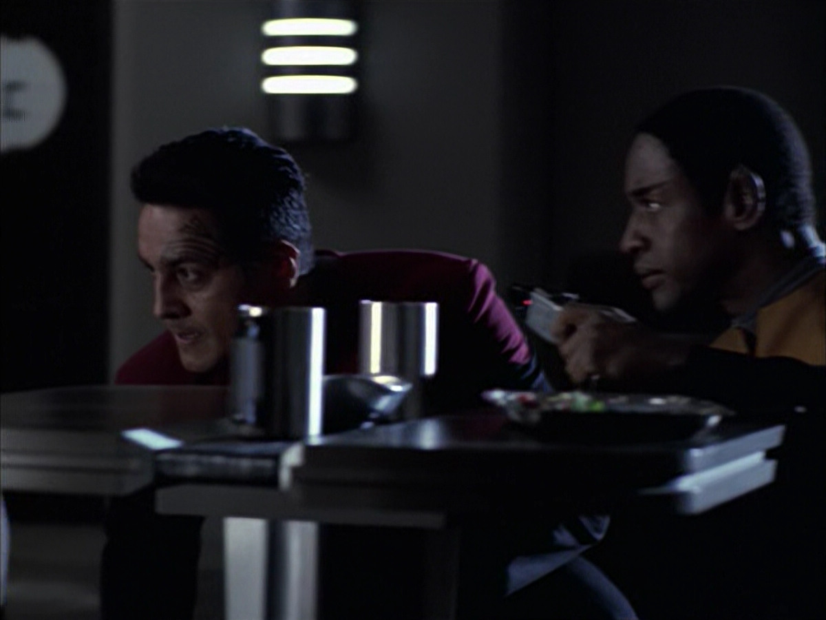 extant_StarTrek_VOY_6x14-Memorial_01103.jpg