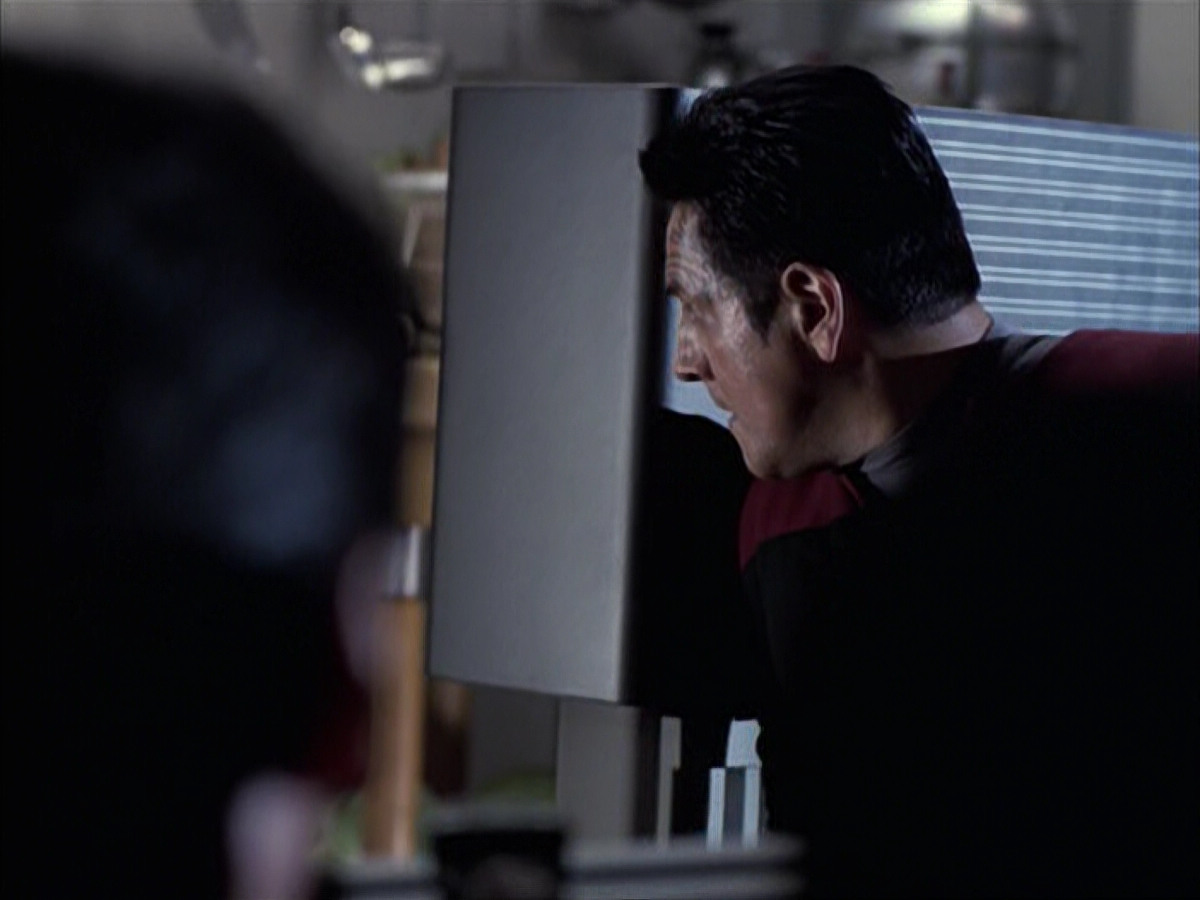 extant_StarTrek_VOY_6x14-Memorial_01106.jpg