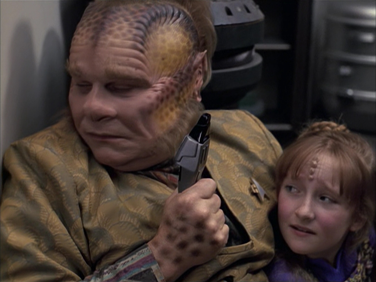 extant_StarTrek_VOY_6x14-Memorial_01109.jpg