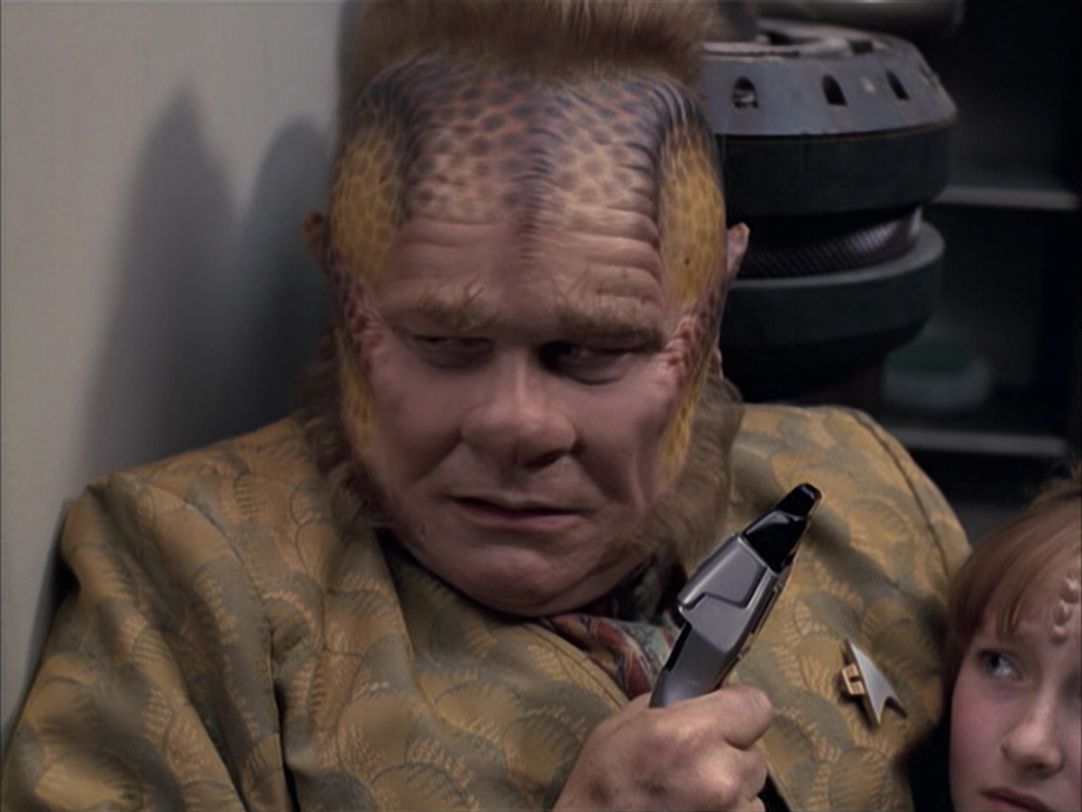 extant_StarTrek_VOY_6x14-Memorial_01121.jpg
