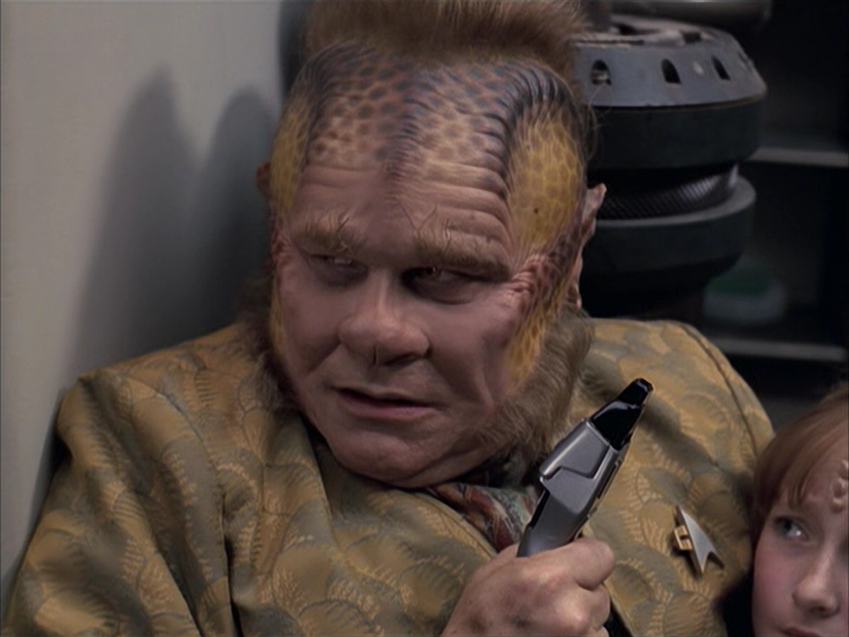 extant_StarTrek_VOY_6x14-Memorial_01122.jpg