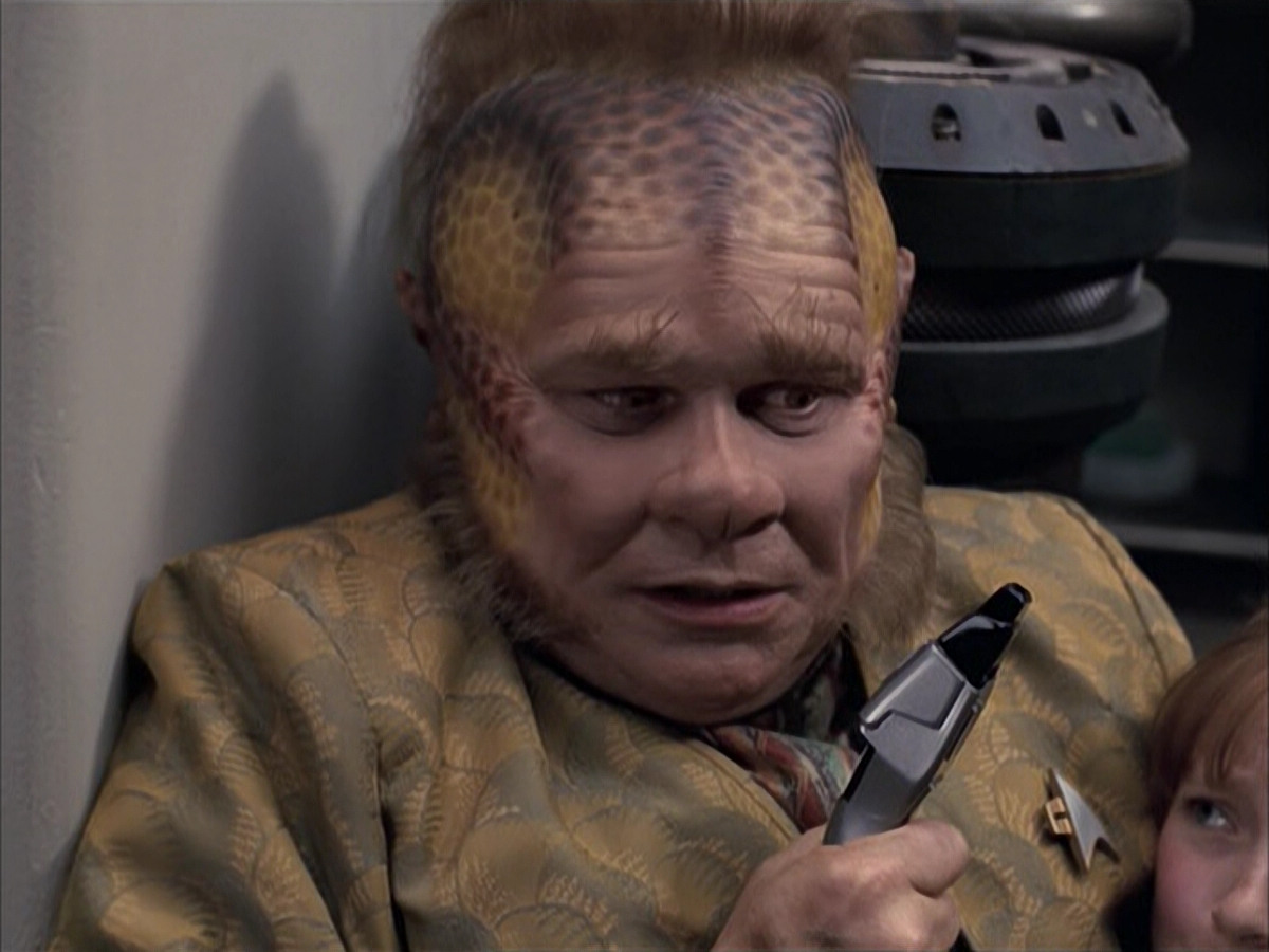 extant_StarTrek_VOY_6x14-Memorial_01123.jpg