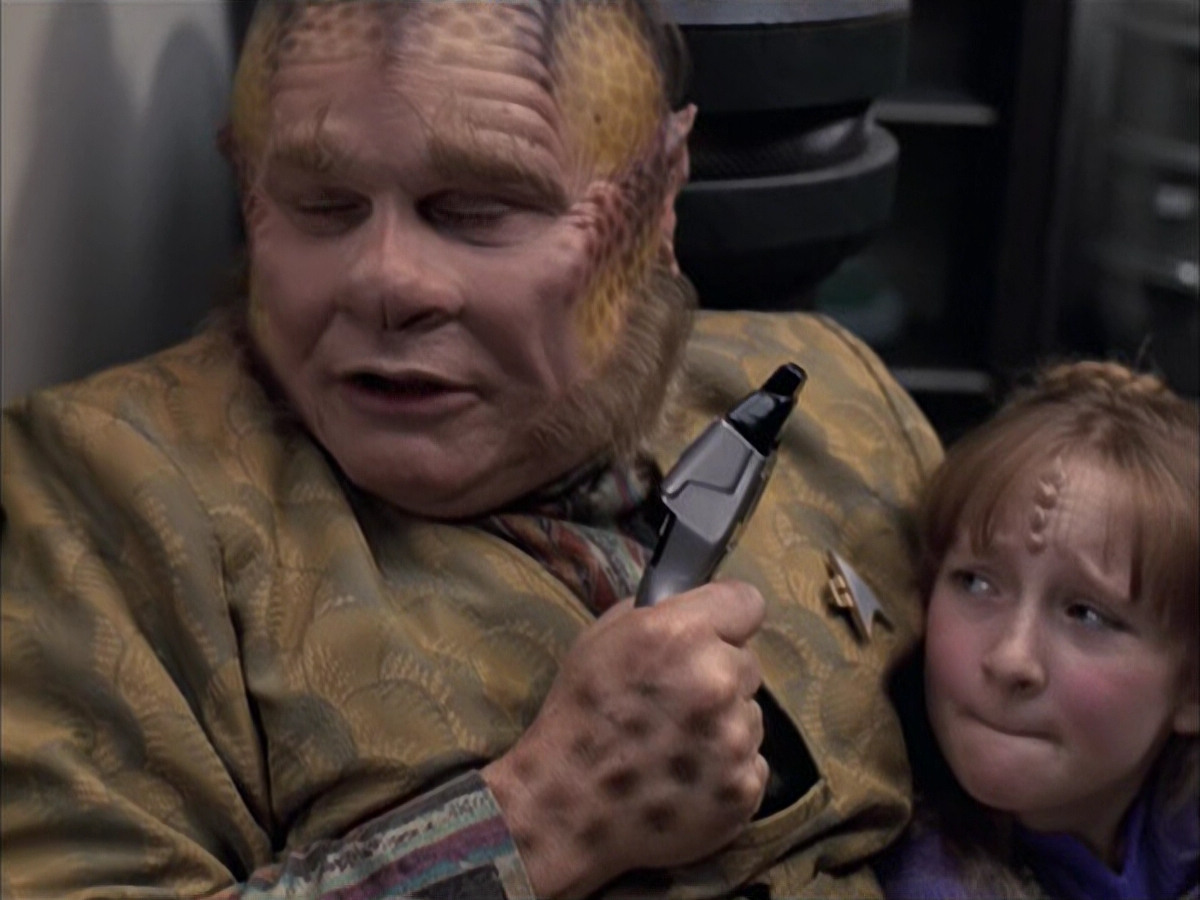 extant_StarTrek_VOY_6x14-Memorial_01125.jpg