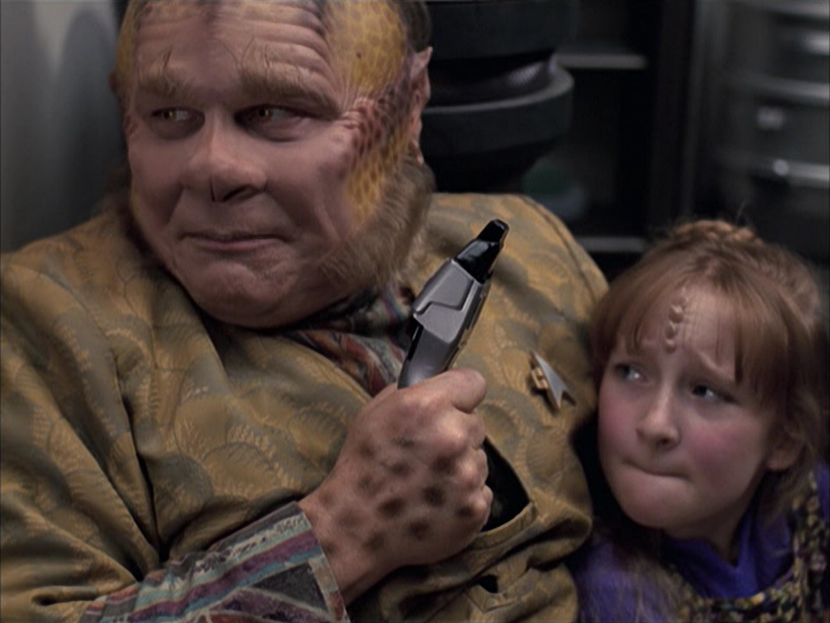 extant_StarTrek_VOY_6x14-Memorial_01126.jpg