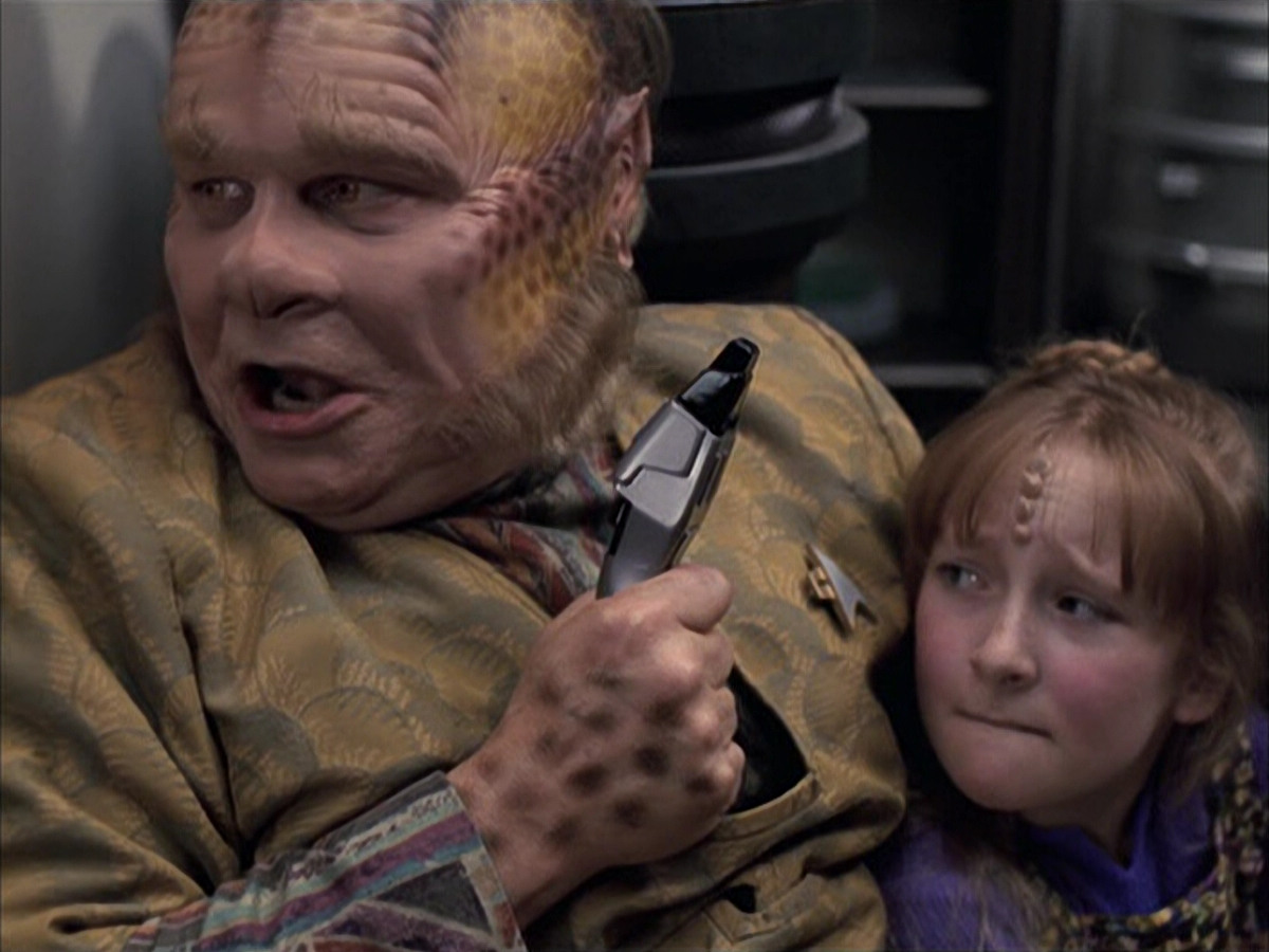 extant_StarTrek_VOY_6x14-Memorial_01127.jpg