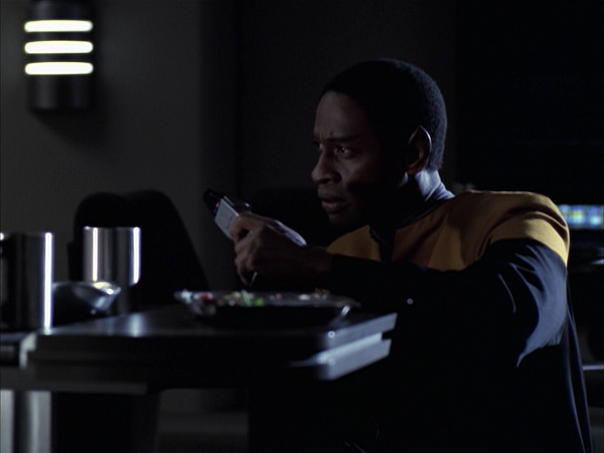 extant_StarTrek_VOY_6x14-Memorial_01132.jpg