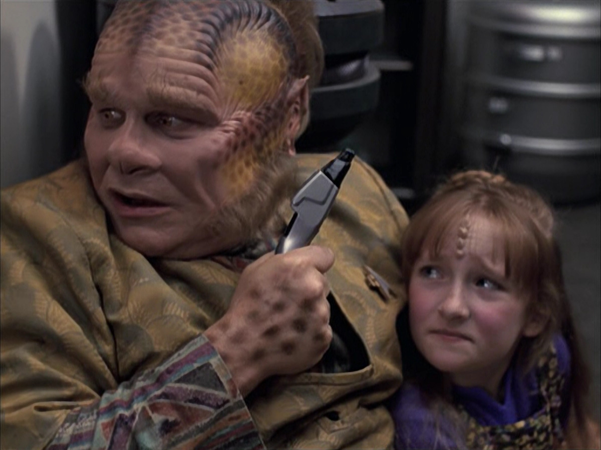 extant_StarTrek_VOY_6x14-Memorial_01137.jpg