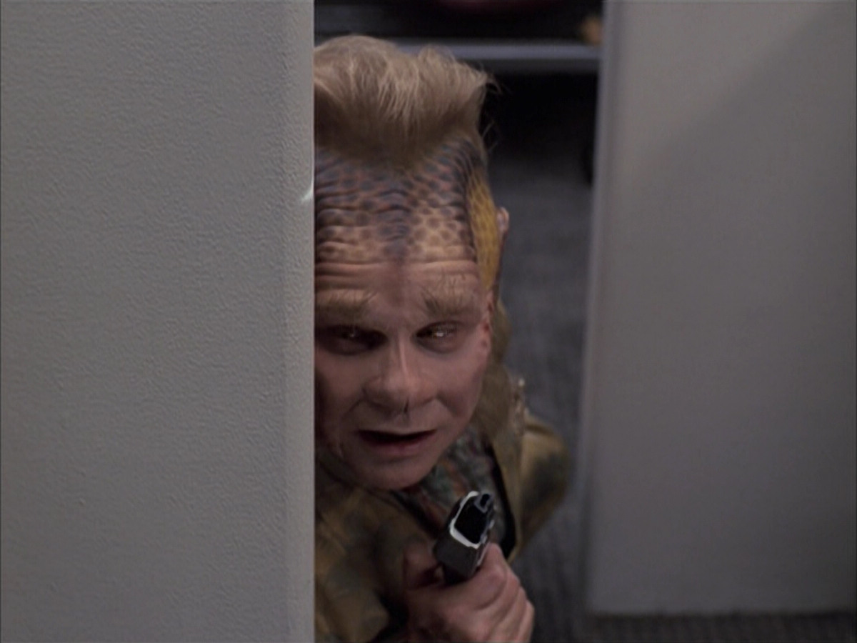 extant_StarTrek_VOY_6x14-Memorial_01152.jpg