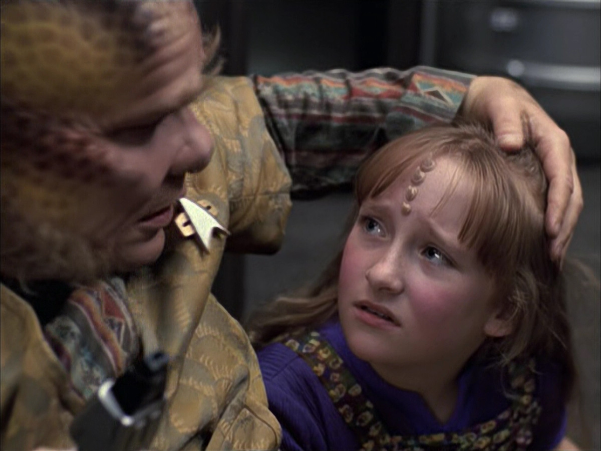 extant_StarTrek_VOY_6x14-Memorial_01166.jpg