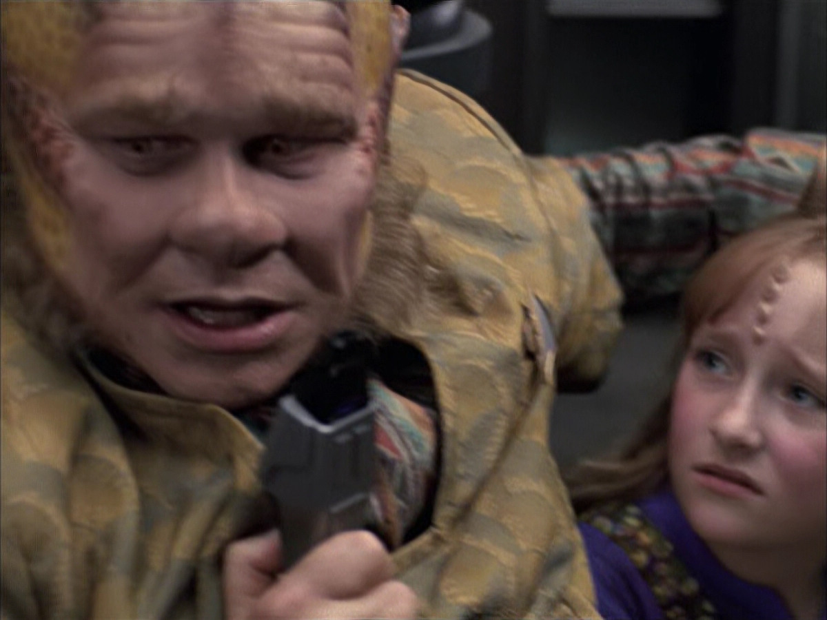 extant_StarTrek_VOY_6x14-Memorial_01167.jpg