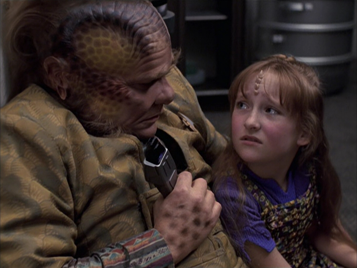 extant_StarTrek_VOY_6x14-Memorial_01186.jpg