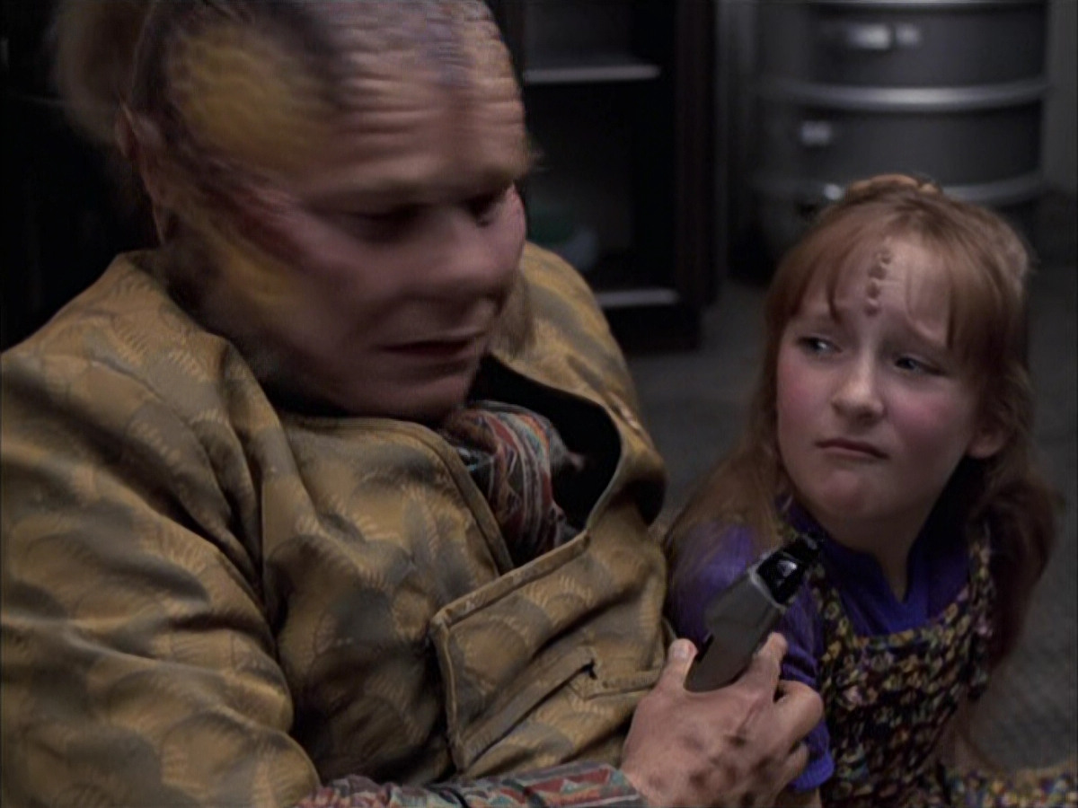 extant_StarTrek_VOY_6x14-Memorial_01189.jpg