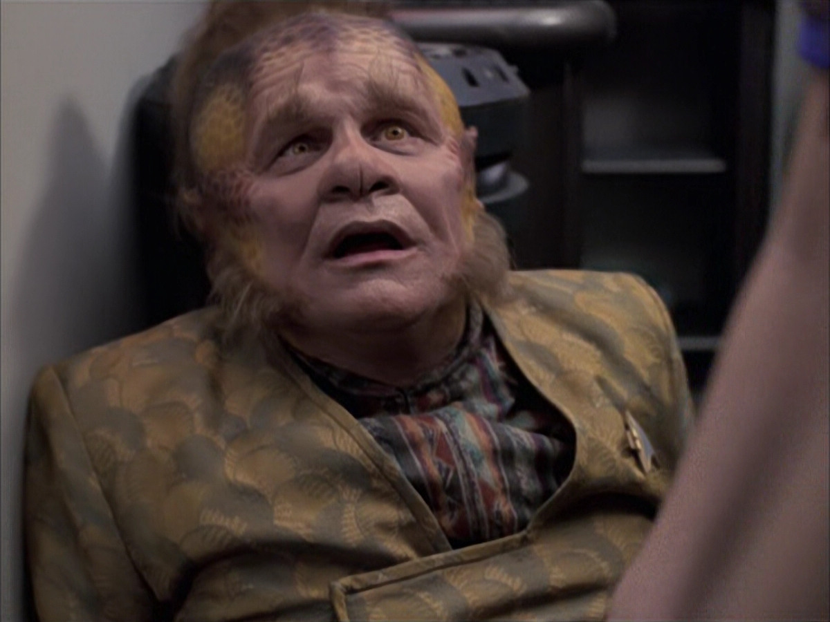 extant_StarTrek_VOY_6x14-Memorial_01194.jpg
