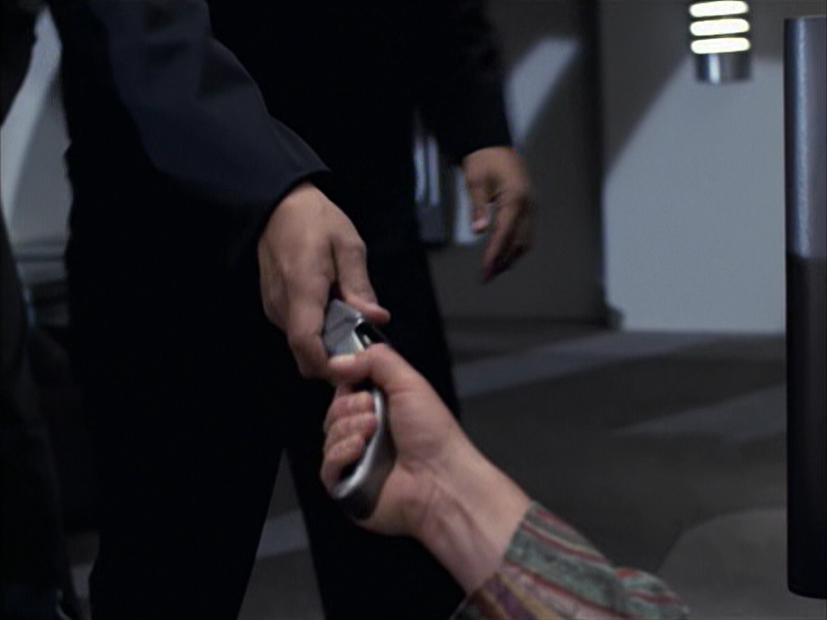 extant_StarTrek_VOY_6x14-Memorial_01206.jpg