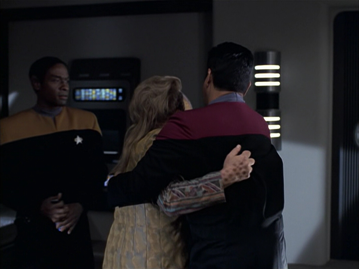 extant_StarTrek_VOY_6x14-Memorial_01221.jpg